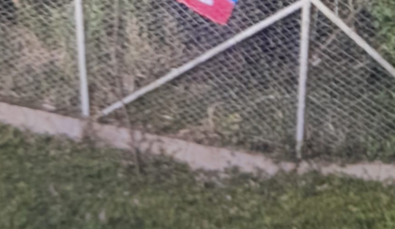 bandera de las disidencias en el lugar del at4entado de este mieroles 10 de septiembre en La Asomadera, oriente de Medellín