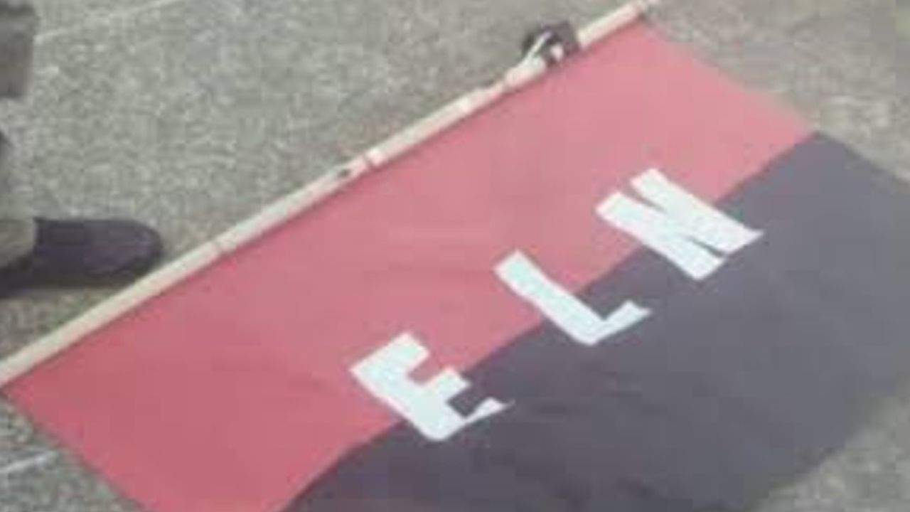 ELN instaló banderas en la vía Quibdó–Medellín