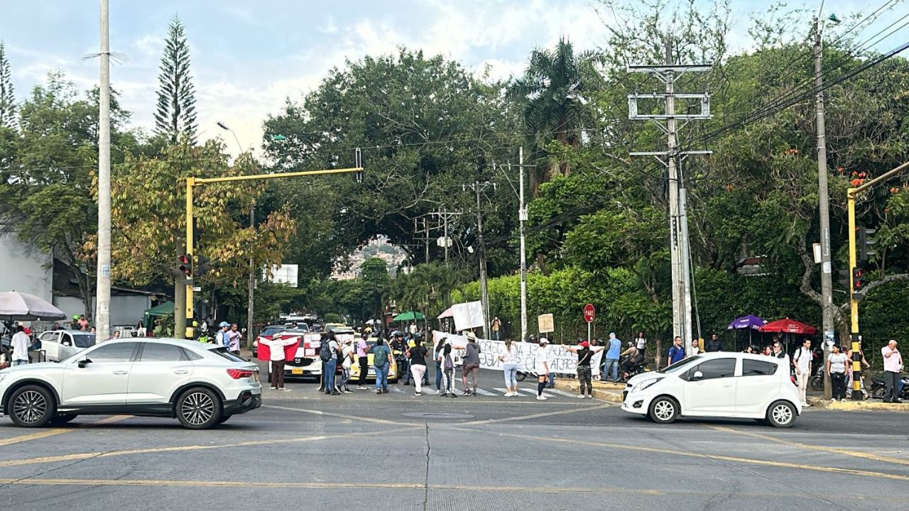 Caos en el sur de Cali: bloqueos en Meléndez colapsan la Calle 5 y afectan al MIO