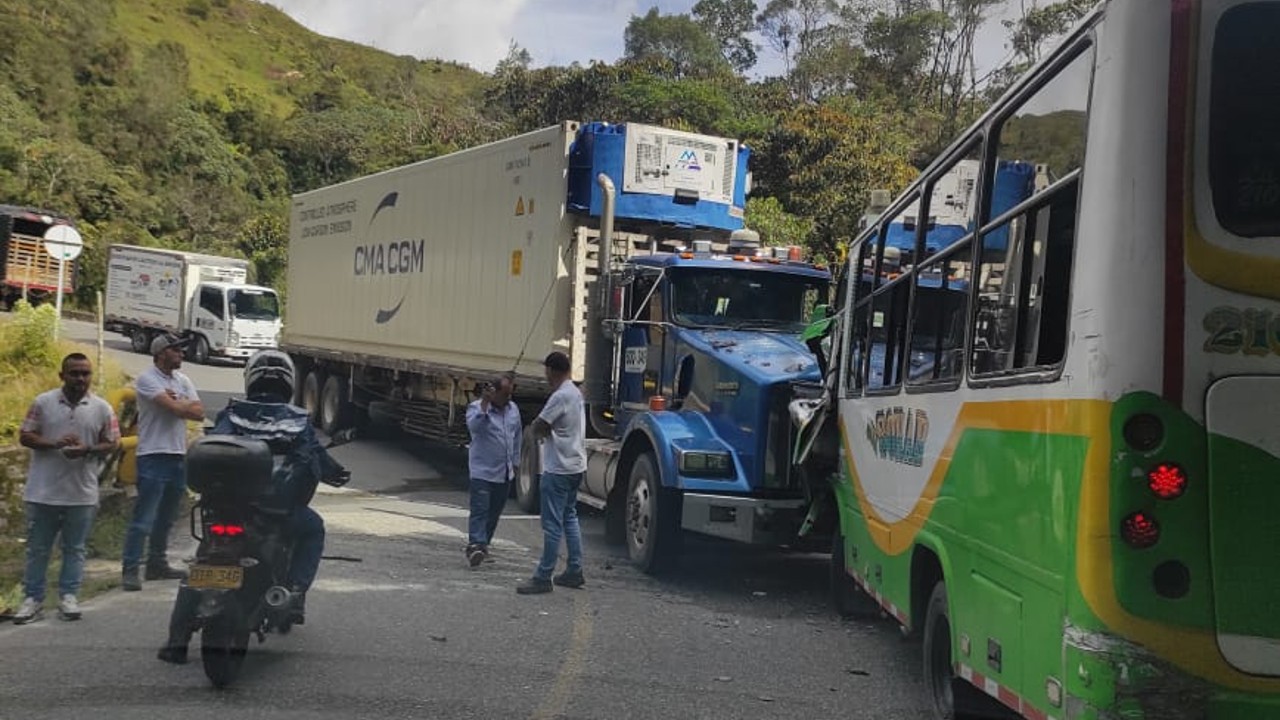 bus chocó de frente con un camion cierre via sonson la union