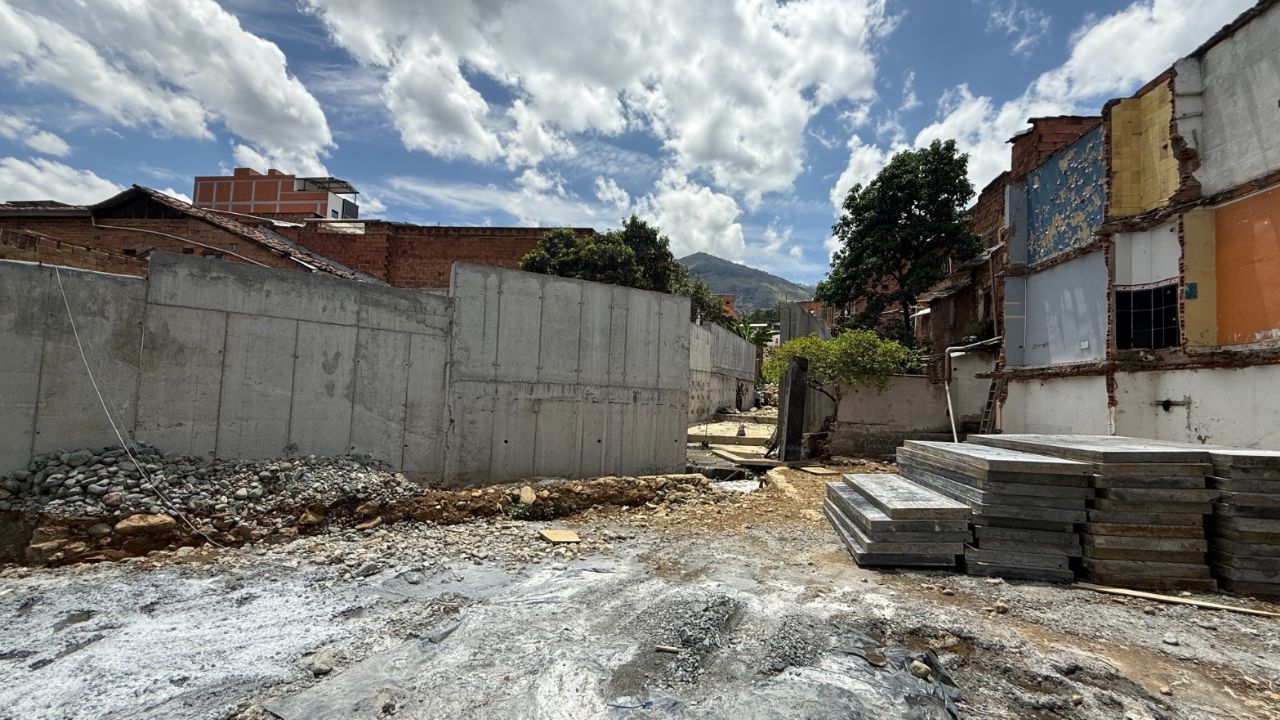 Medellín construye canal La Honda para prevenir inundaciones y proteger a 122 familias