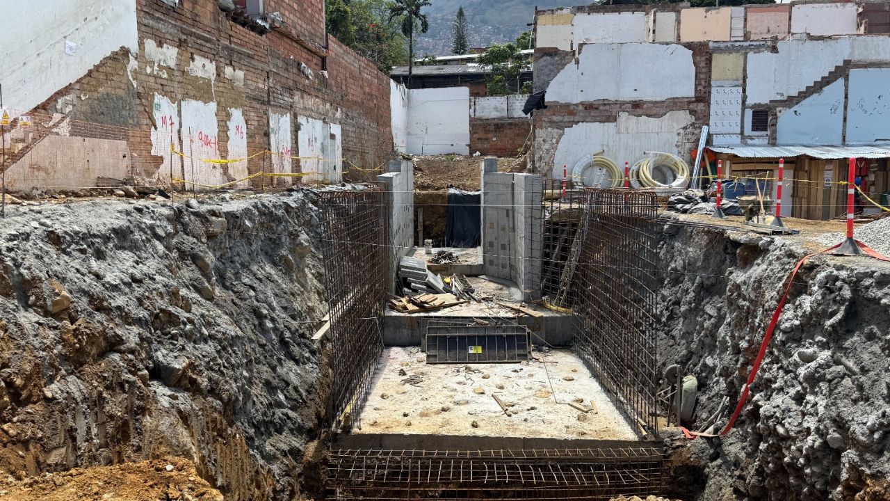 Medellín construye canal La Honda para prevenir inundaciones y proteger a 122 familias