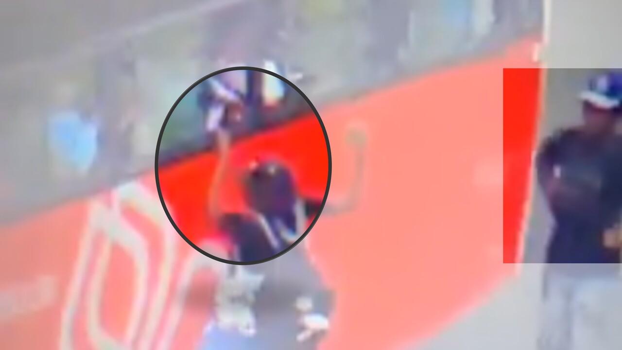 ¡Sonrían… están en cámara! Le raponiaron un celular a una mujer que iba en un bus en Medellín y todos lo vieron