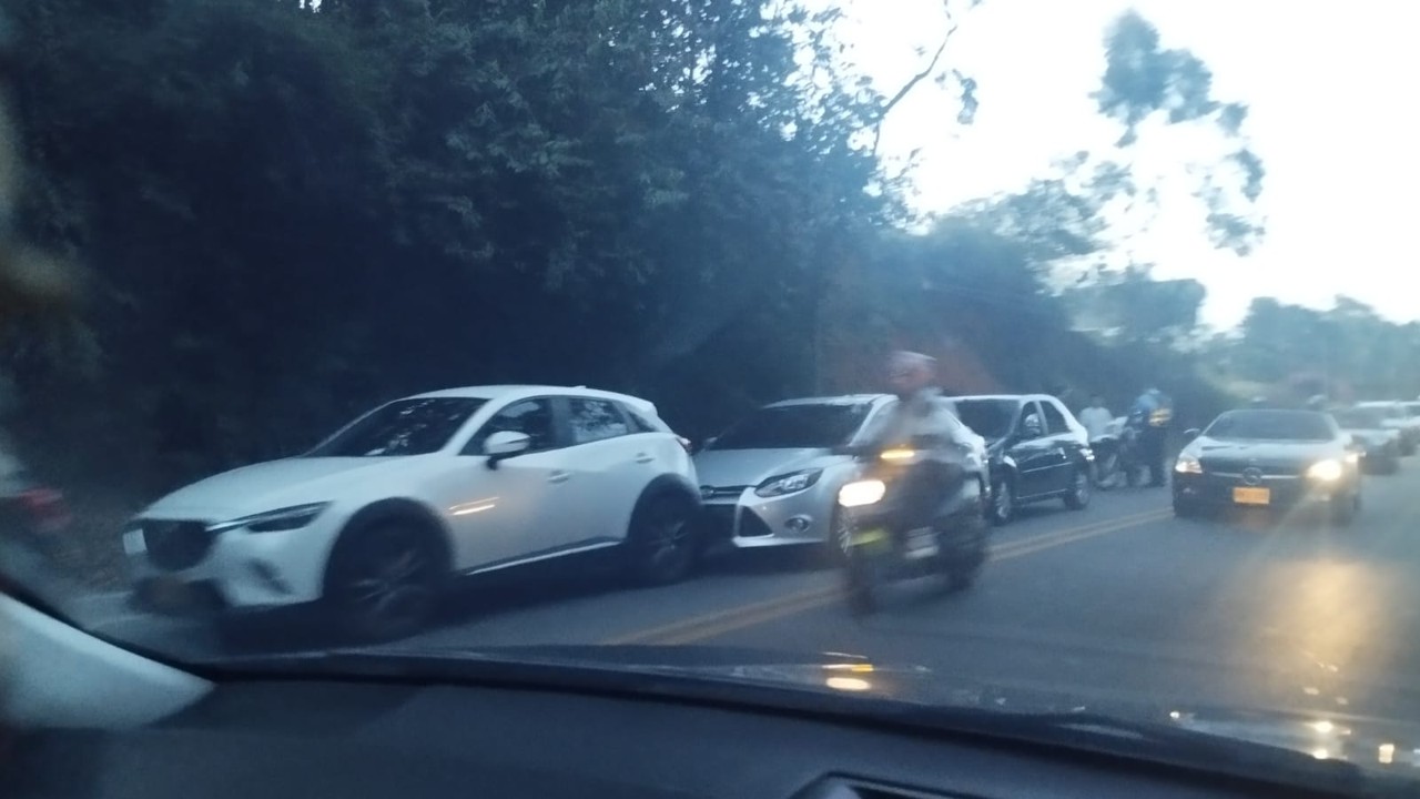 ¡Ojo con el taco! Choque múltiple en Llanogrande afecta la movilidad