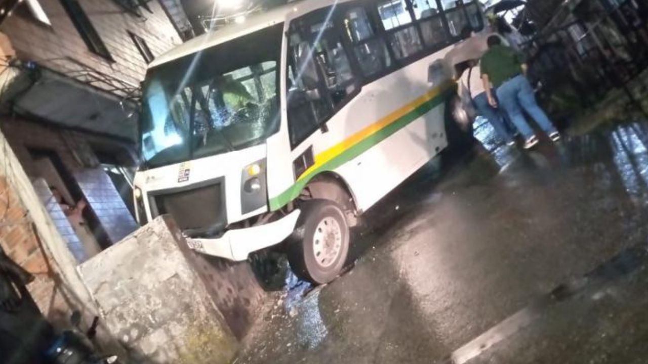 Conductor pierde el control y choca contra una vivienda en Villa Hermosa