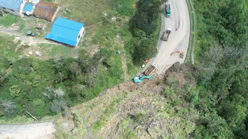Casi 100 mil metros cúbicos de tierra estarían comprometidas en derrumbe de la Bogotá-Villavicencio