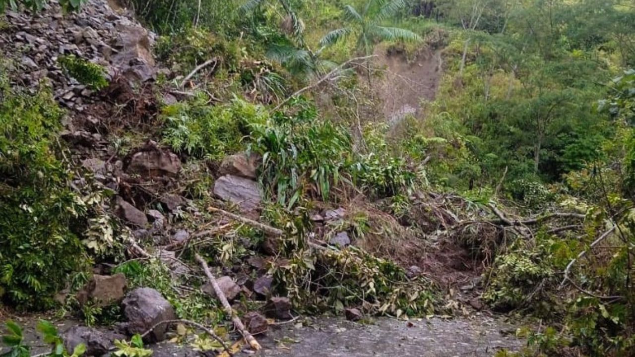 ¡Deslizamiento de tierra bloqueó a Anorí! Lluvias dejaron incomunicadas varias veredas