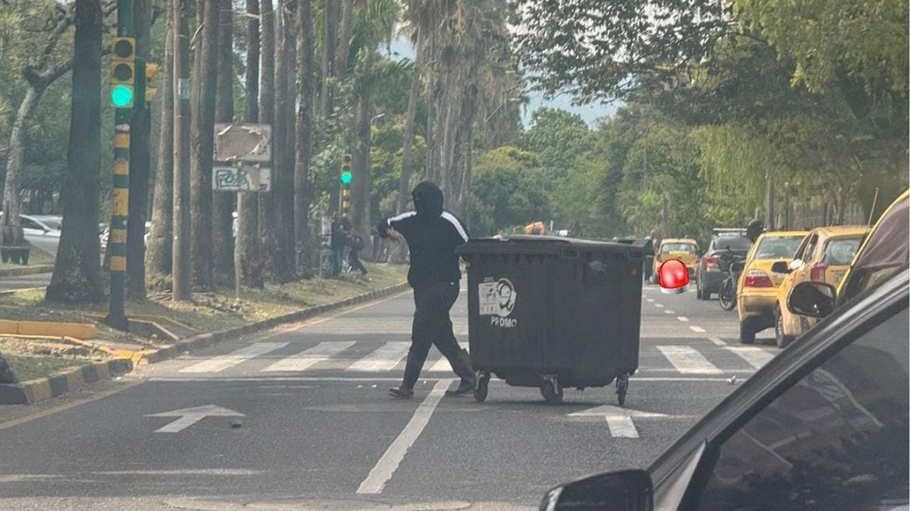 Disturbios con encapuchados obligan al cierre de estaciones del MIO en Univalle