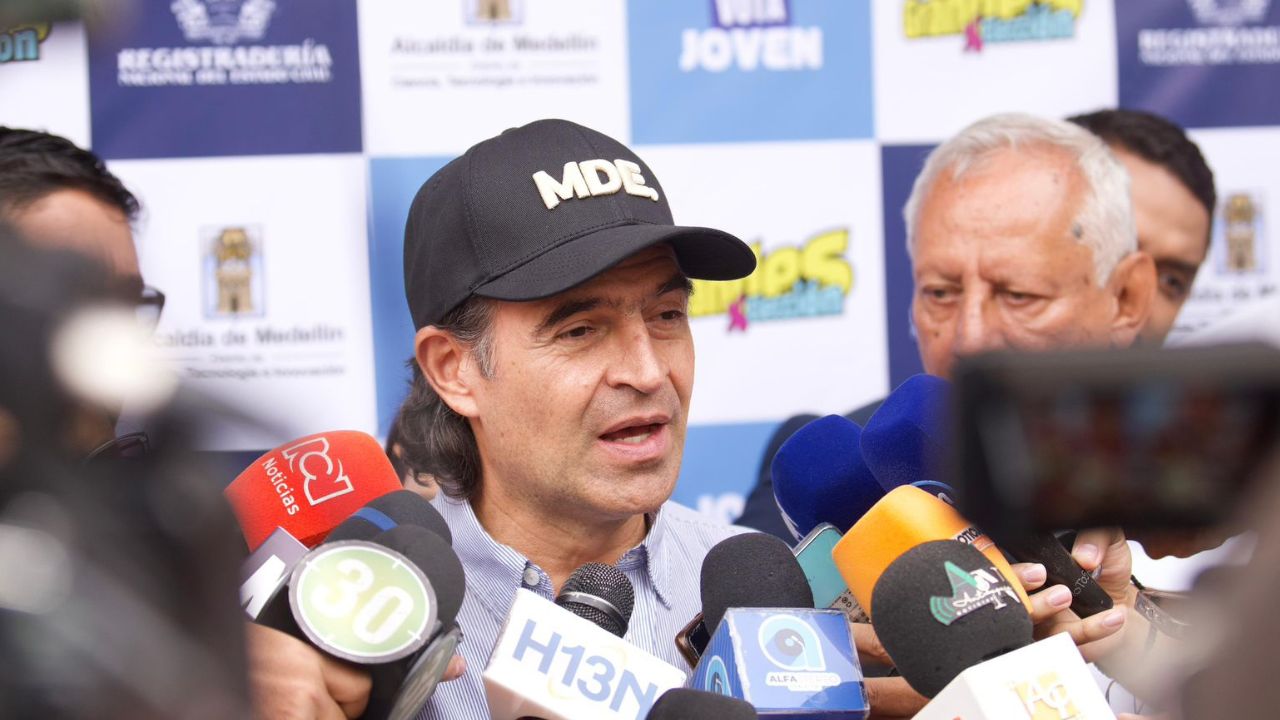 Fico Gutiérrez advierte que si Petro impide salir del país a alcaldes: ‘se gradúa de dictador’