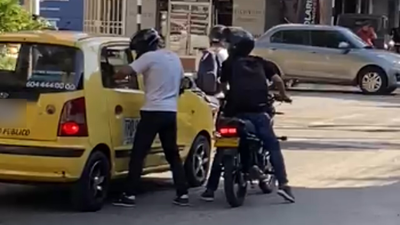 A plena luz del día: fleteros casi sacan a los pasajeros por la ventana del taxi y quedó en video