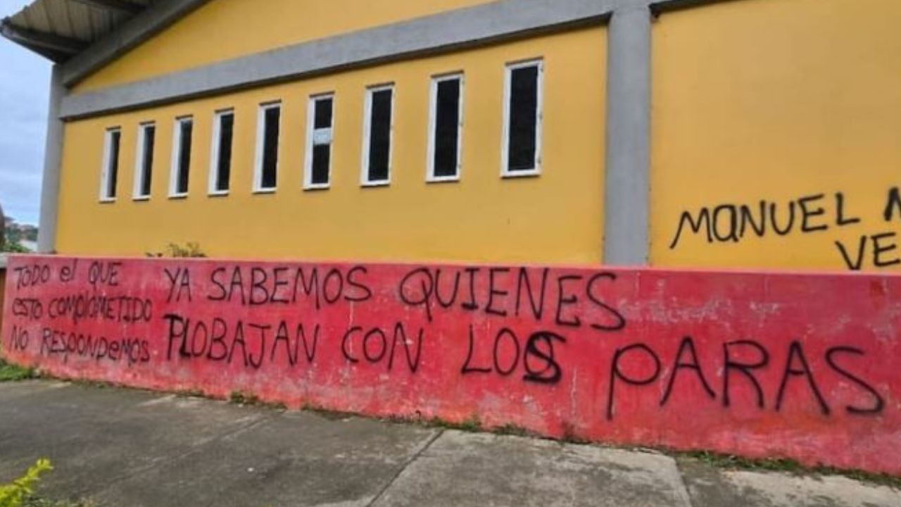 En Betulia amanecen con grafitis y banderas de las disidencias de las Farc