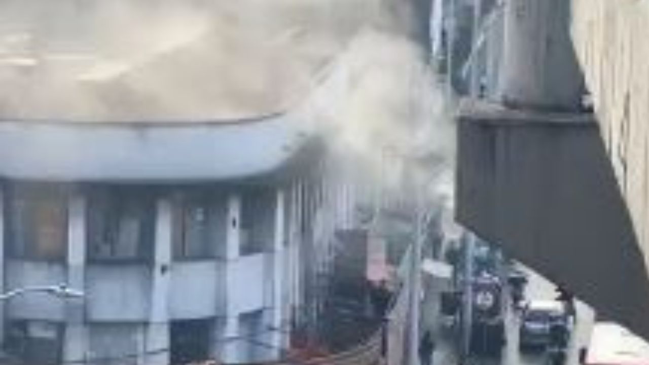 Bomberos atienden un incendio estructural cerca al Parque de San Antonio