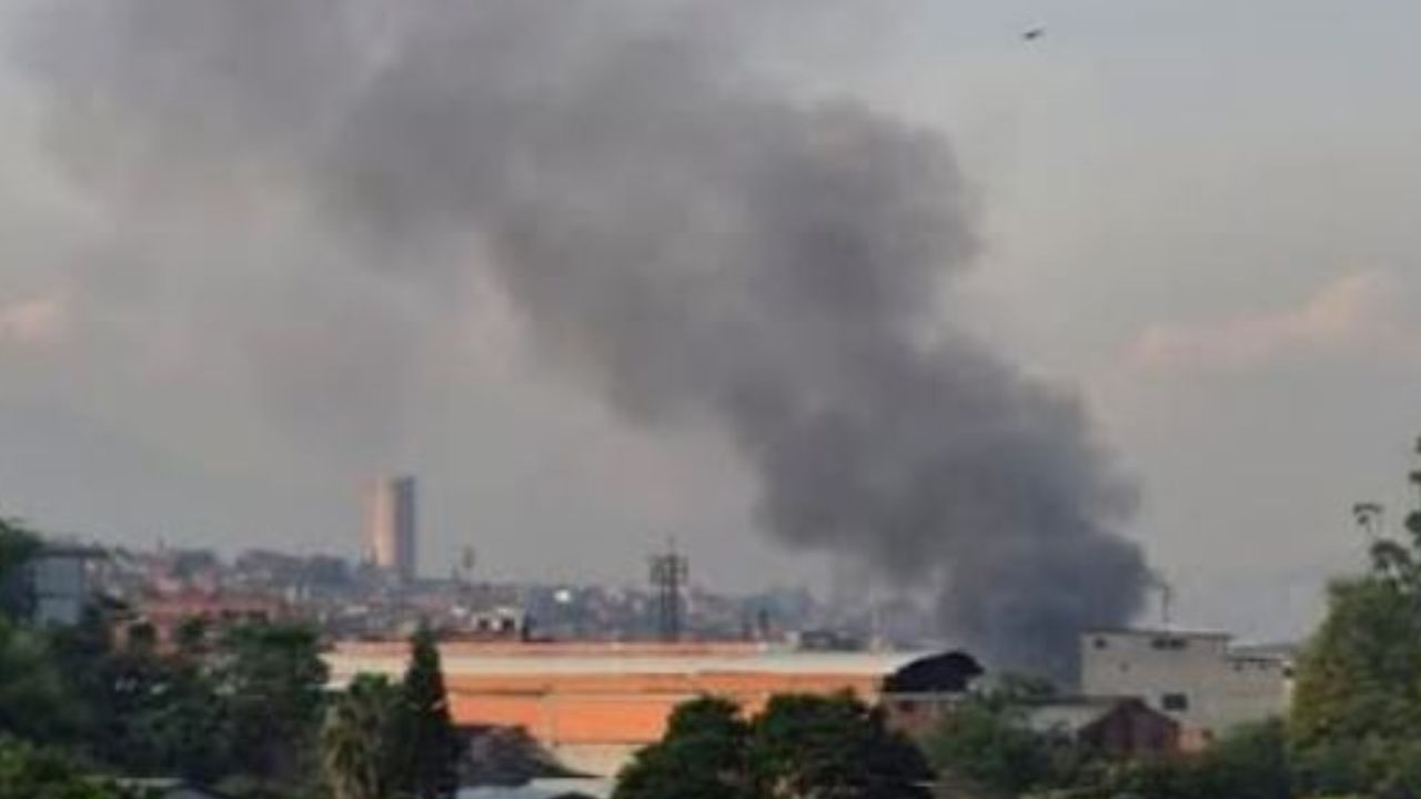 Incendio en bodega de reciclaje en Medellín deja un herido y un gato muerto