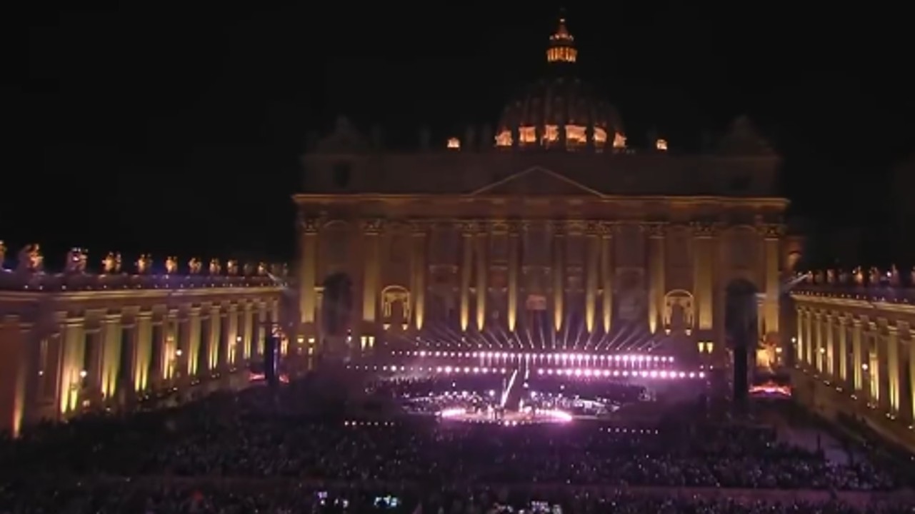 ¡Qué orgullo! Karol G cantando en megaevento en el Vaticano y así se le escuchó . . .