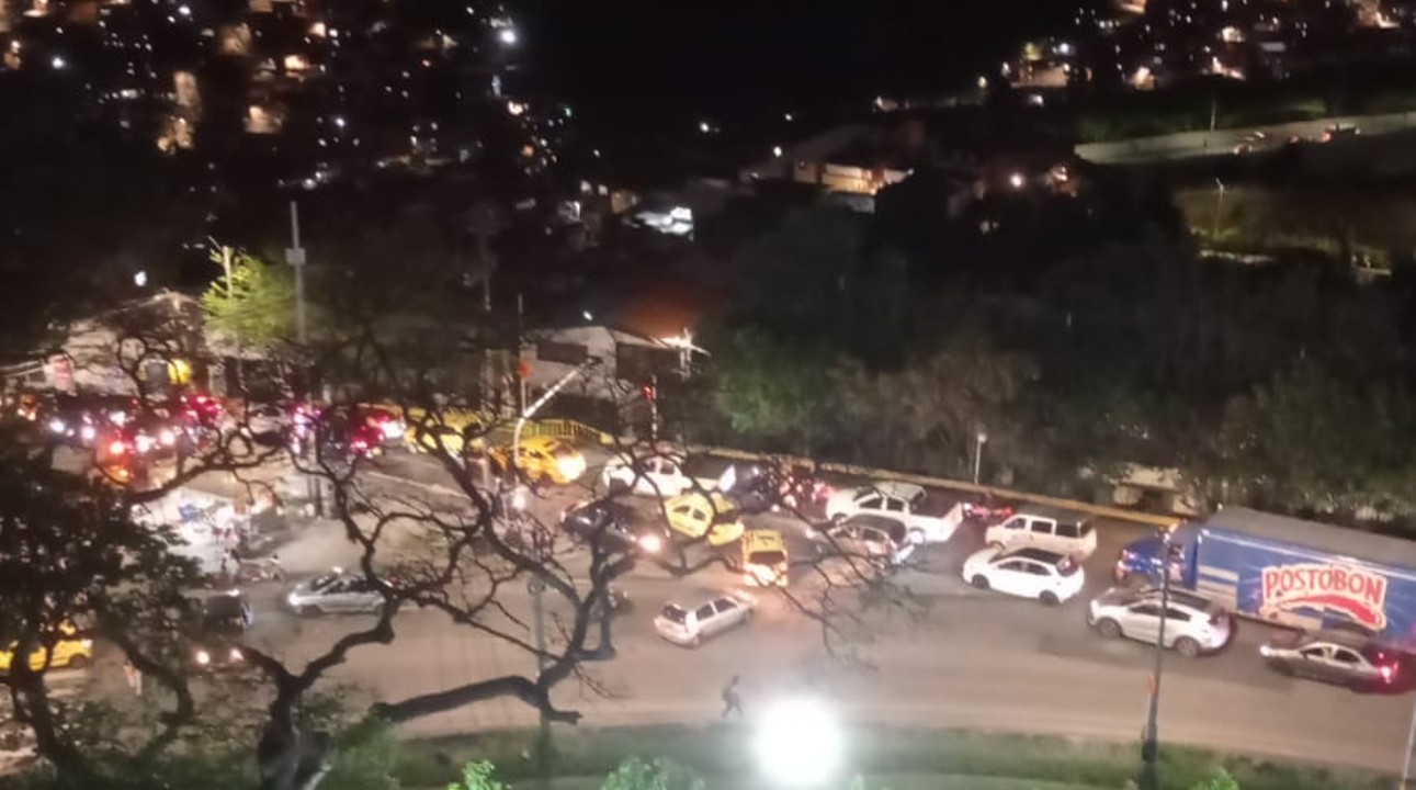 ¡Tres motos, un bus y un carro particular! Aparatoso choque múltiple en la Loma de Robledo
