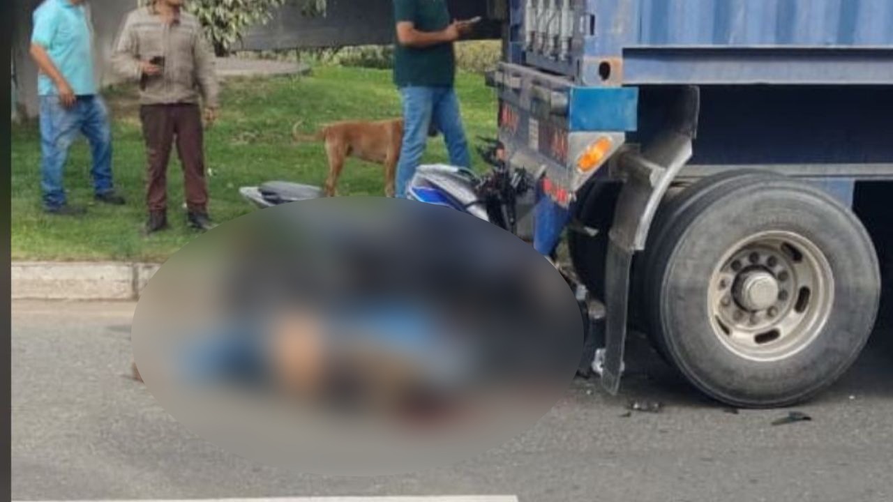 ¡Lamentable! Motociclista murió tras chocar con camión cerca el puente de la Madre Laura