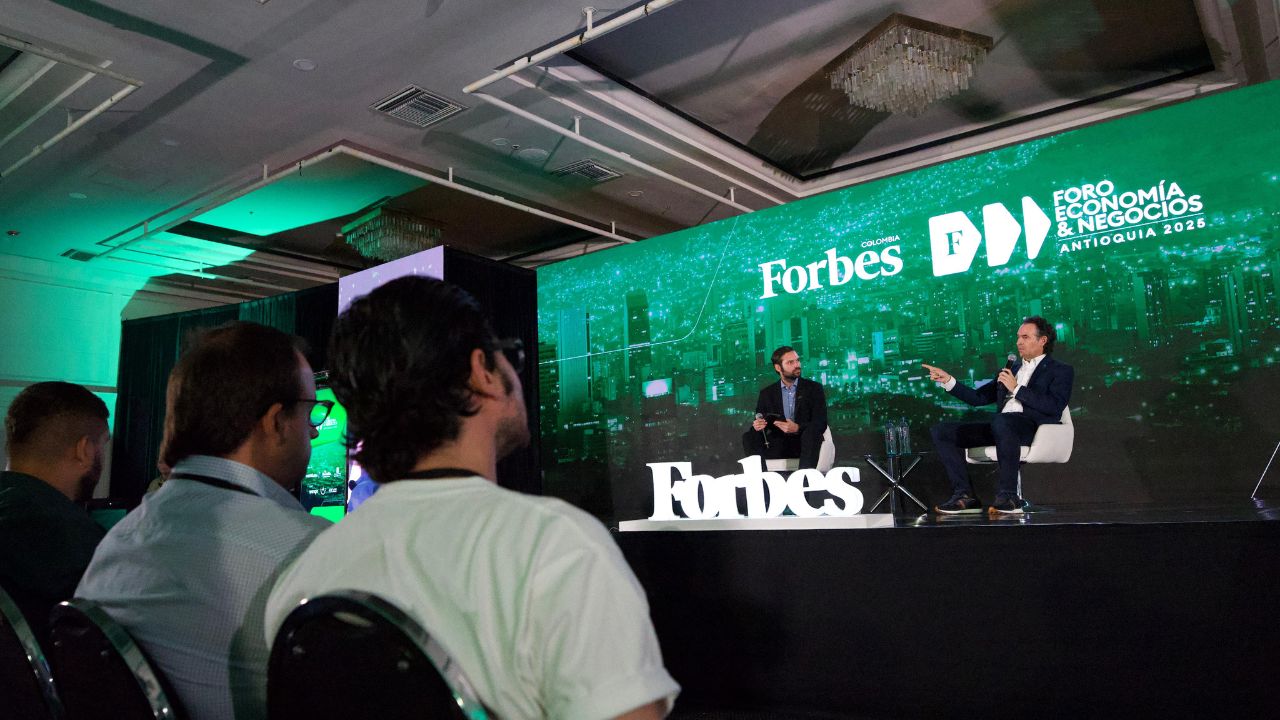 ‘Nosotros los ayudamos a formar’: Fico Gutiérrez pide a empresarios que generen empleo durante el foro económico