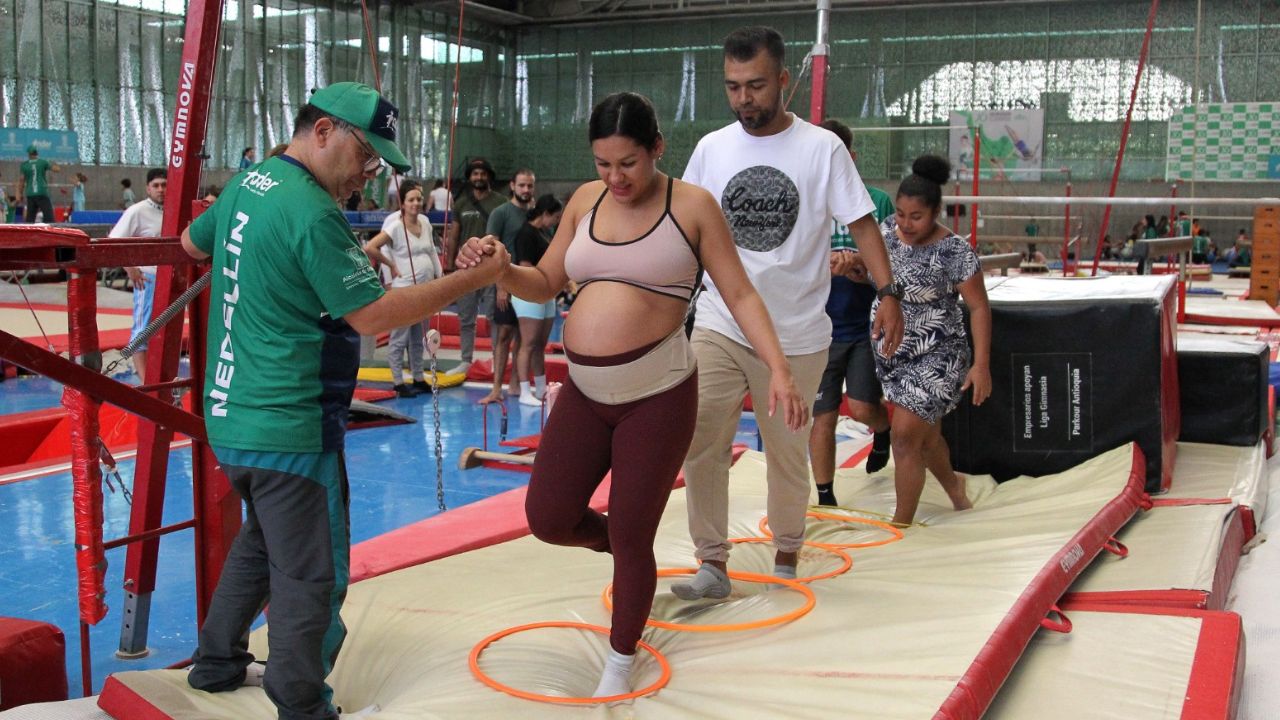 ¡Con yoga y bailoterapia! Así es el programa para madres gestantes y mamás en Medellín