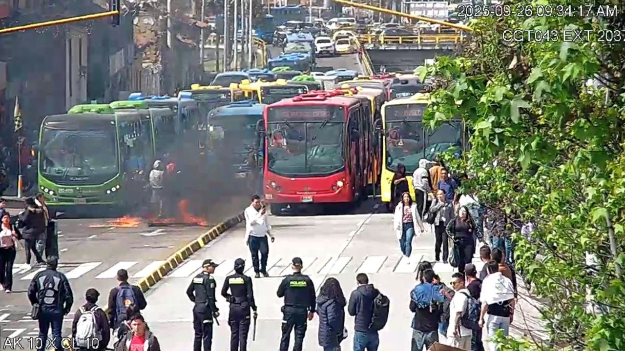 Caos en el centro de Bogotá: cierre de varias estaciones de Transmilenio por protesta de vendedores ambulantes