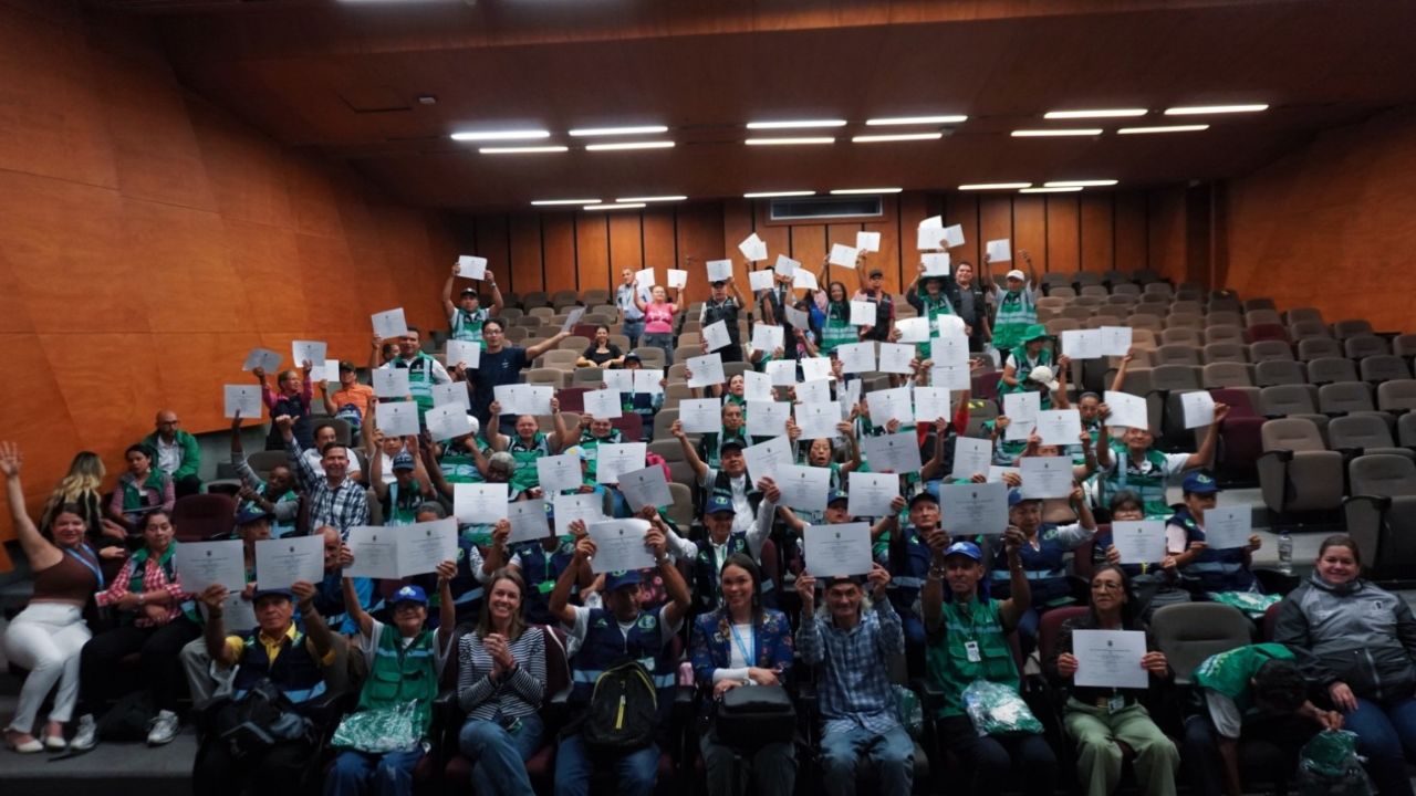 Con certificado en mano: 101 recicladores ya son guardianes de la sostenibilidad en Medellín