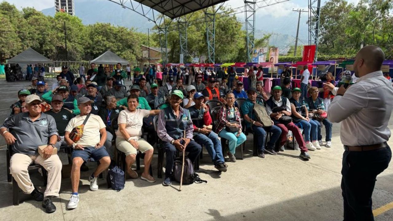 Bello beneficia a más de 350 recicladores con un carrusel de servicios