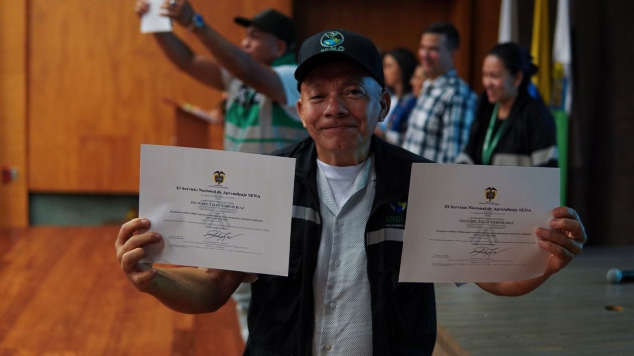 Con certificado en mano: 101 recicladores ya son guardianes de la sostenibilidad en Medellín