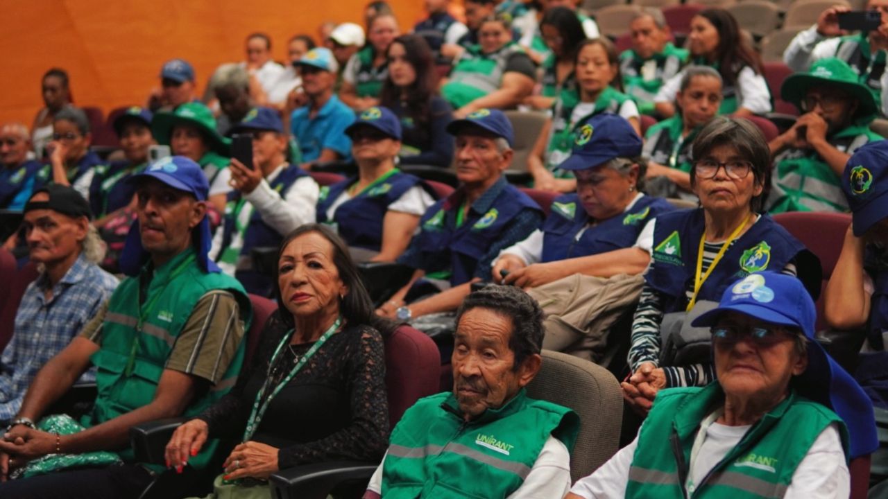 Con certificado en mano: 101 recicladores ya son guardianes de la sostenibilidad en Medellín