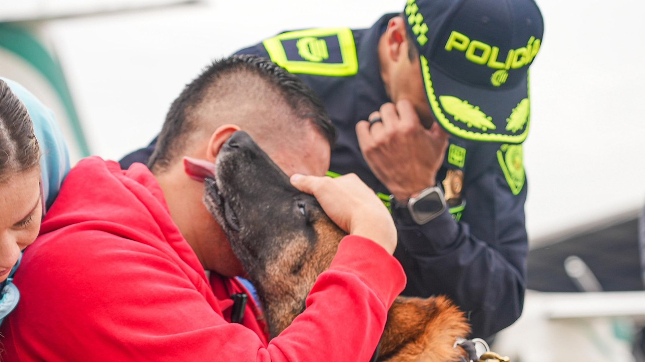 ¡Alisten los pañuelos! El emotivo reencuentro del patrullero Diego Herrera y su fiel ‘Telmo’ también quedó en fotos