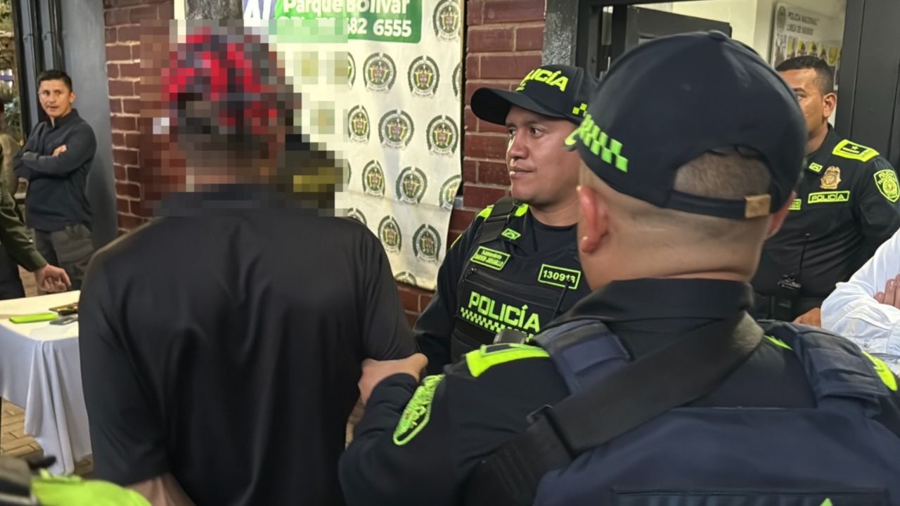 Ladrones secuestraron a nueve personas y trataron de huir por los techos en Medellín
