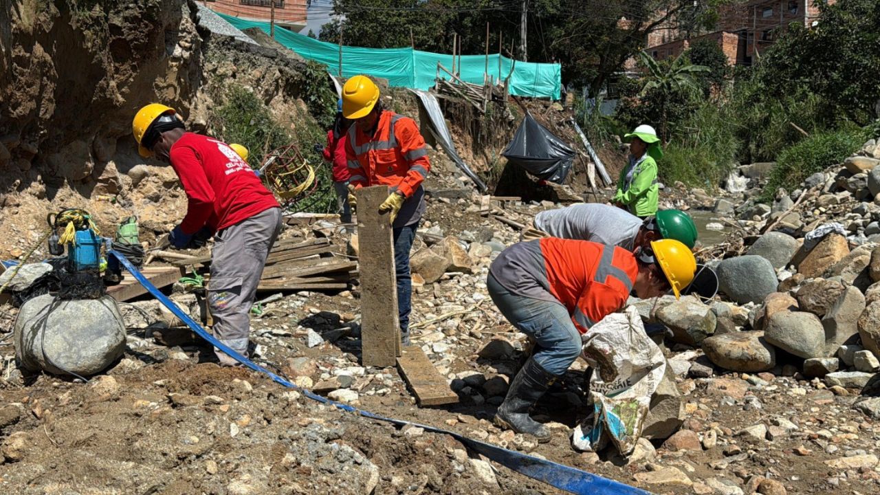 Medellín interviene más de 7 mil metros de quebradas para enfrentar la segunda temporada de lluvias Medellín refuerza quebradas para la segunda temporada de lluvias