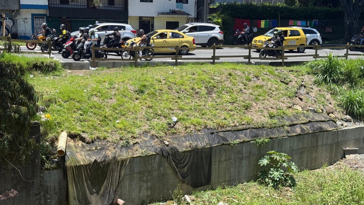 Medellín interviene más de 7 mil metros de quebradas para enfrentar la segunda temporada de lluvias Medellín refuerza quebradas para la segunda temporada de lluvias