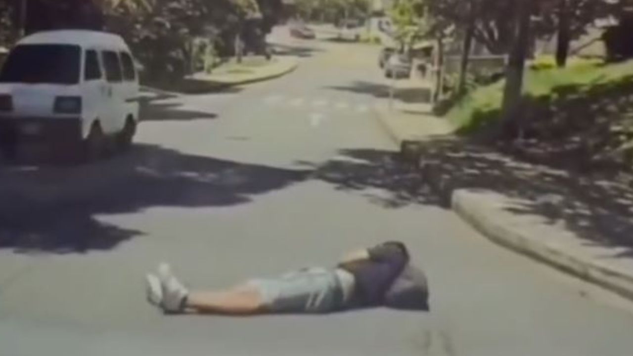 ¡No se deje engañar! Hombre se lanza a un carro para simular un accidente en Medellín