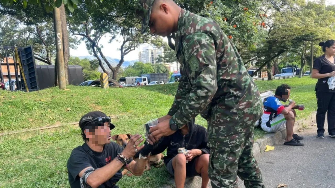 Soldados entregaron comida a más de 160 habitantes de calle en Medellín