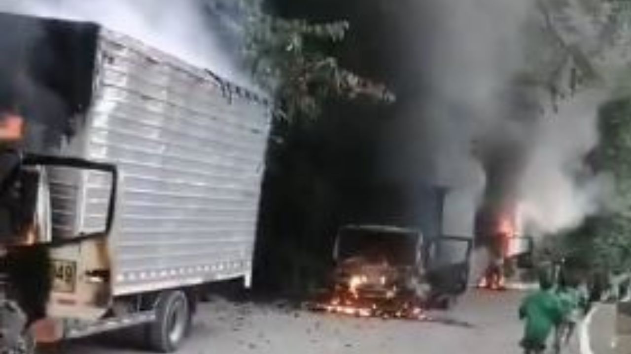 Hombres armados incineran camiones de alimentos en la vía Quibdó-Pereira