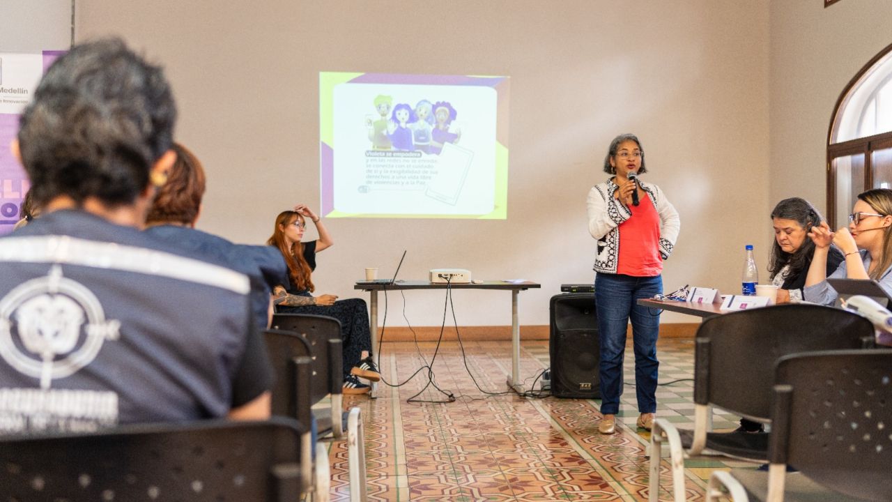 Medellín fortalece atención frente a la violencia digital contra mujeres y niñas
