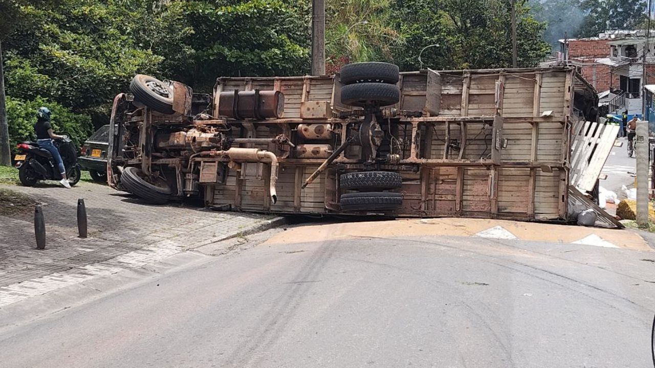 l volcamiento de un camión causa un grave accidente en Altavista