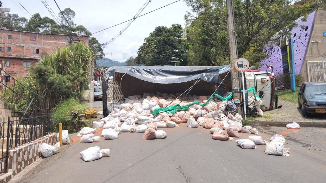 l volcamiento de un camión causa un grave accidente en Altavista