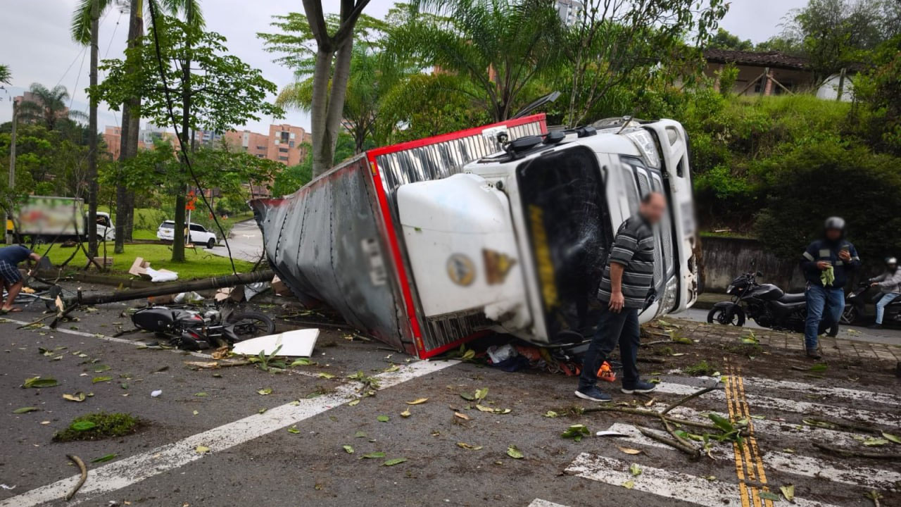 ¡Urgente! Grave accidente en Los Balsos: un camión perdió el control y se volcó
