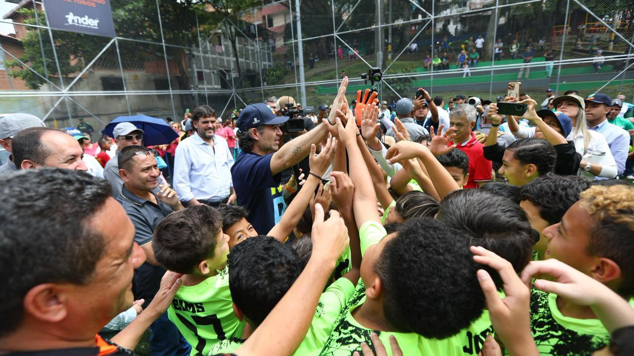 ¡Manrique de fiesta! Fico entrega cancha renovada en Santa Inés y desata la alegría deportiva