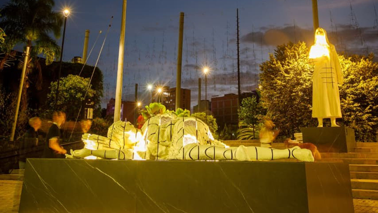Un «vacío presente» ilumina a Medellín: así es la escultura que honra la memoria del Palacio de Justicia
