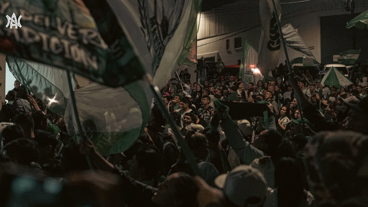 ¡Mucha hinchada! De nuevo, impresionante banderazo verdolaga, esta vez en Manizales