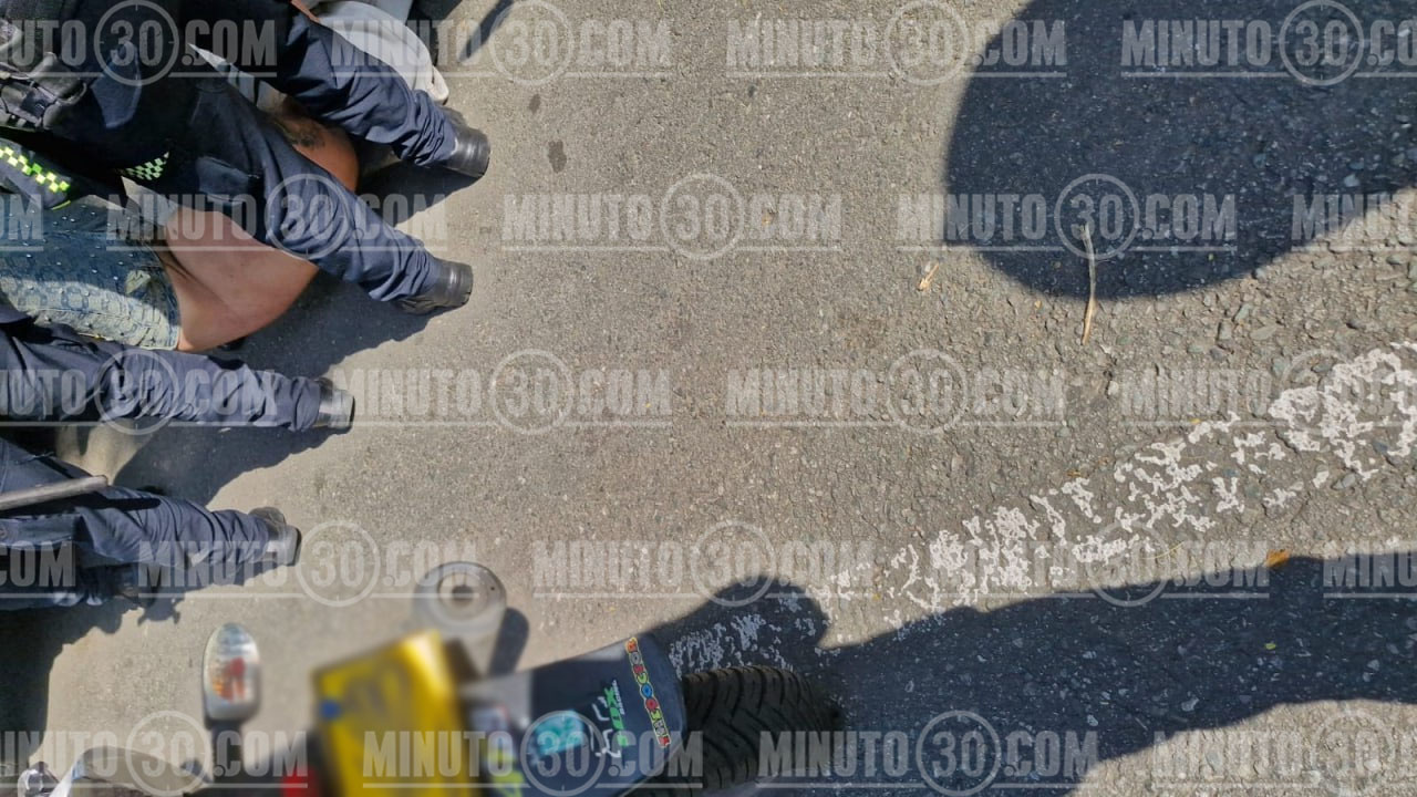 2 Urgente Al parecer muy drogado policia capturo en El Poblado a Almighty reconocido reguetonero