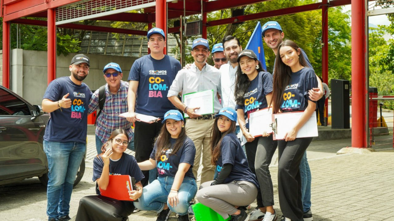3 Creemos inicio recoleccion de firmas en las calles de Medellin la respuesta ciudadana fue contundente