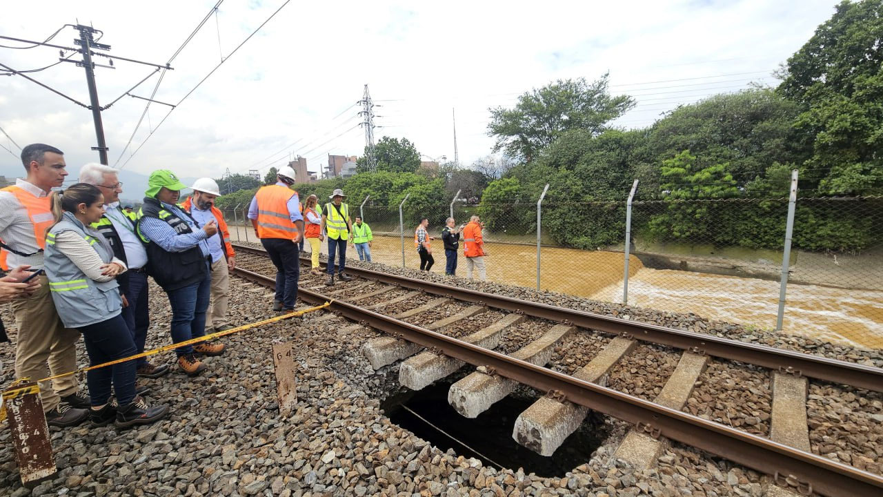 ¡Parece el hoyo soplador! La socavación del Metro está bien profunda: la situación puede ser grave
