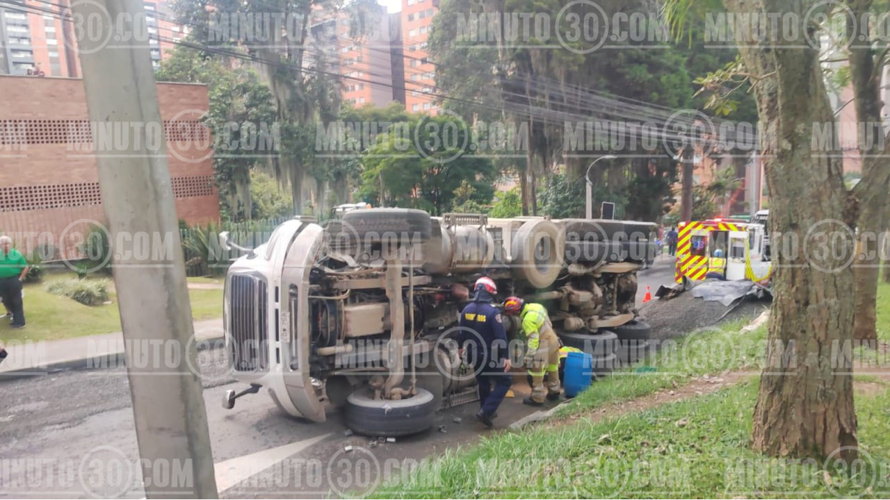 3 Una volqueta se volcó empezando la Loma de San José en Sabaneta