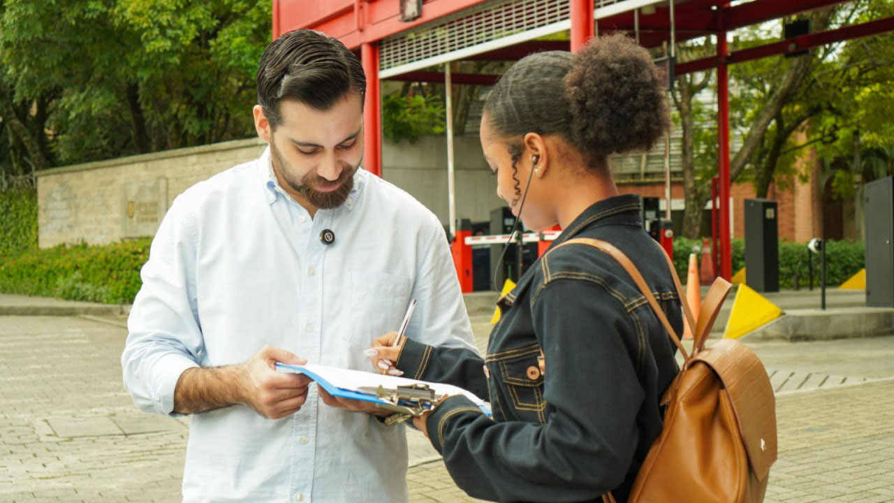 4 Creemos inicio recoleccion de firmas en las calles de Medellin la respuesta ciudadana fue contundente
