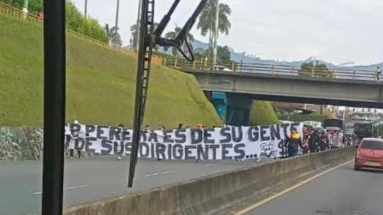 Caos y bloqueo en Pereira por indignación de hinchas del «Grande Matecaña»