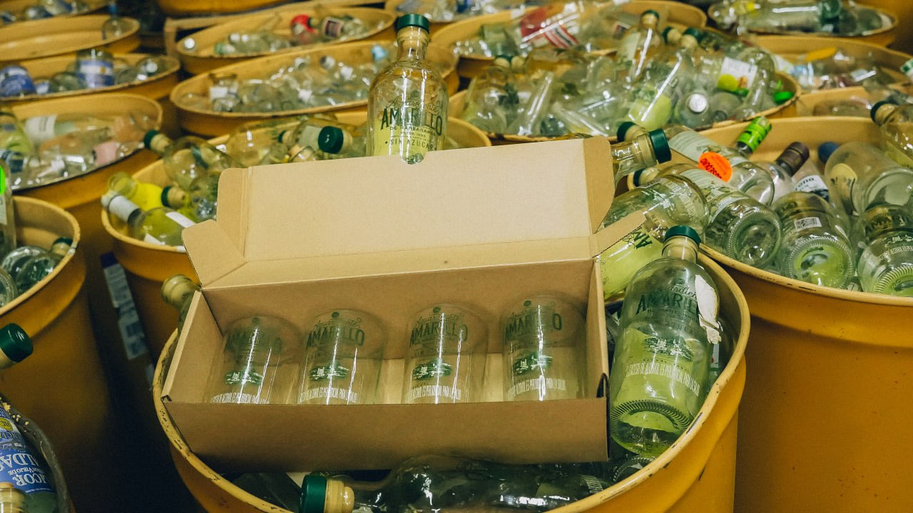 Así es como las botellas de aguardiente Amarillo de Manzanares se convierten en economía circular