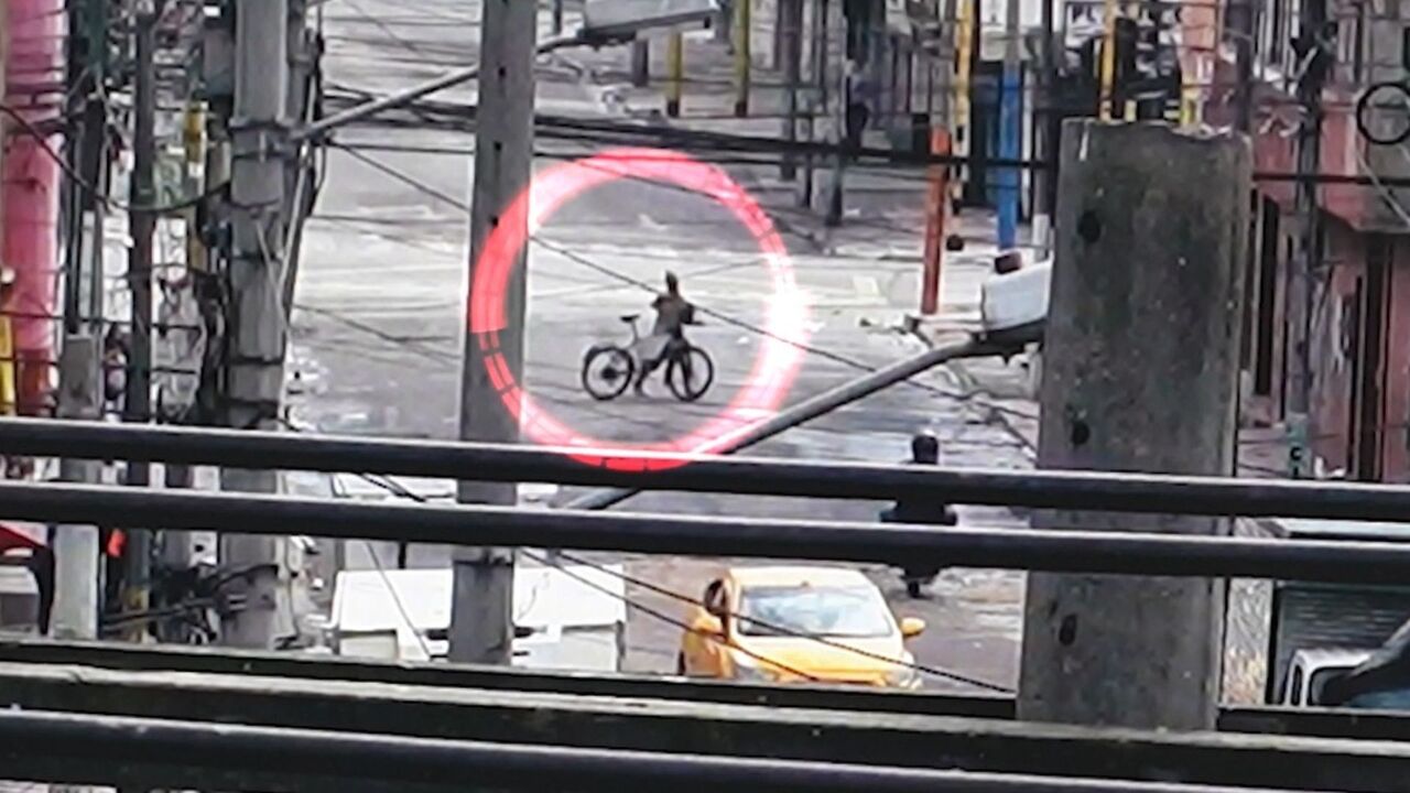 ¡Las cámaras de seguridad no le dieron tregua! Mujer capturada tras hurtar bicicleta en Bogotá