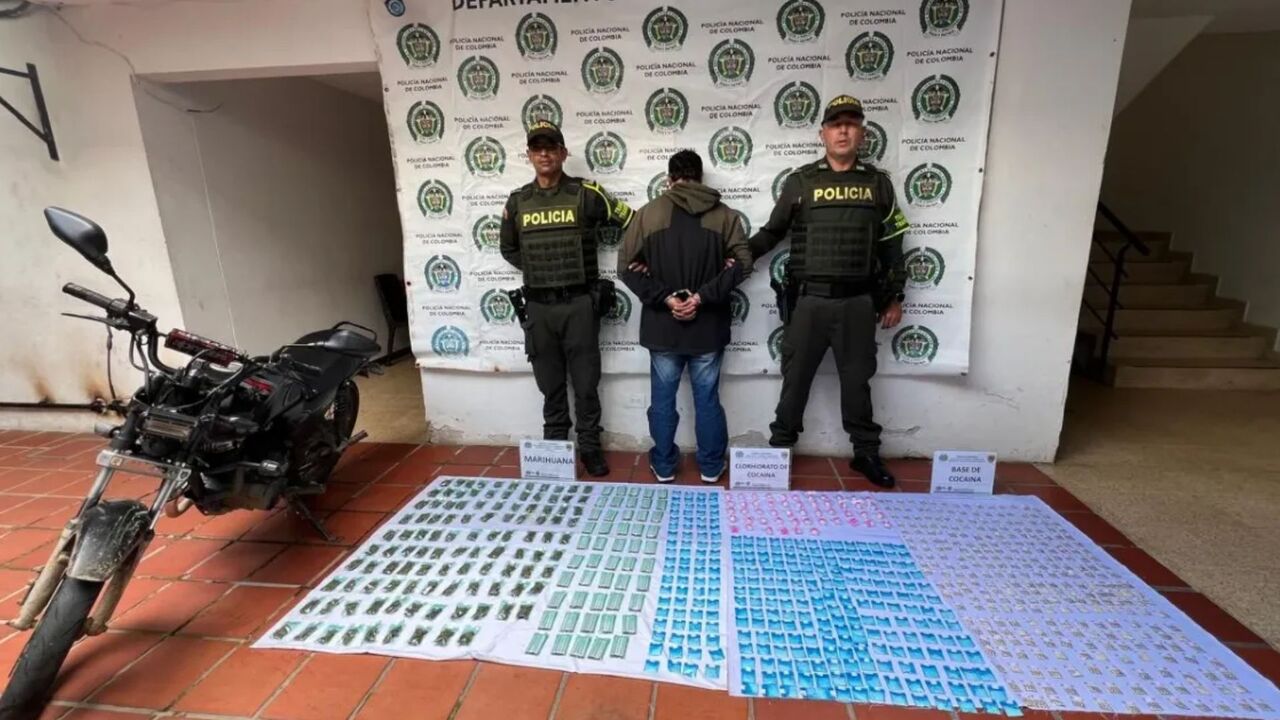 ¡Cayó en la vía Medellín-Bogotá! Transportaba más de 1.500 dosis de droga escondidas en su moto